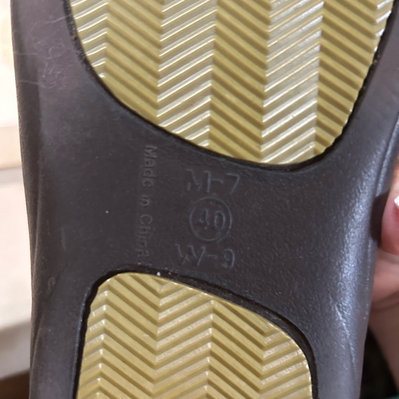 HOLEY SOLES tong sandals size 9 - Picture 7 of 8